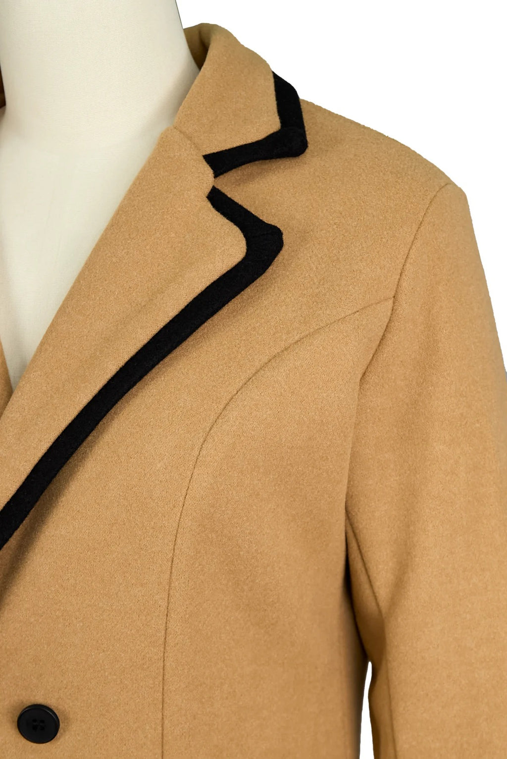 Elegante abrigo blanco cruzado con ribete negro