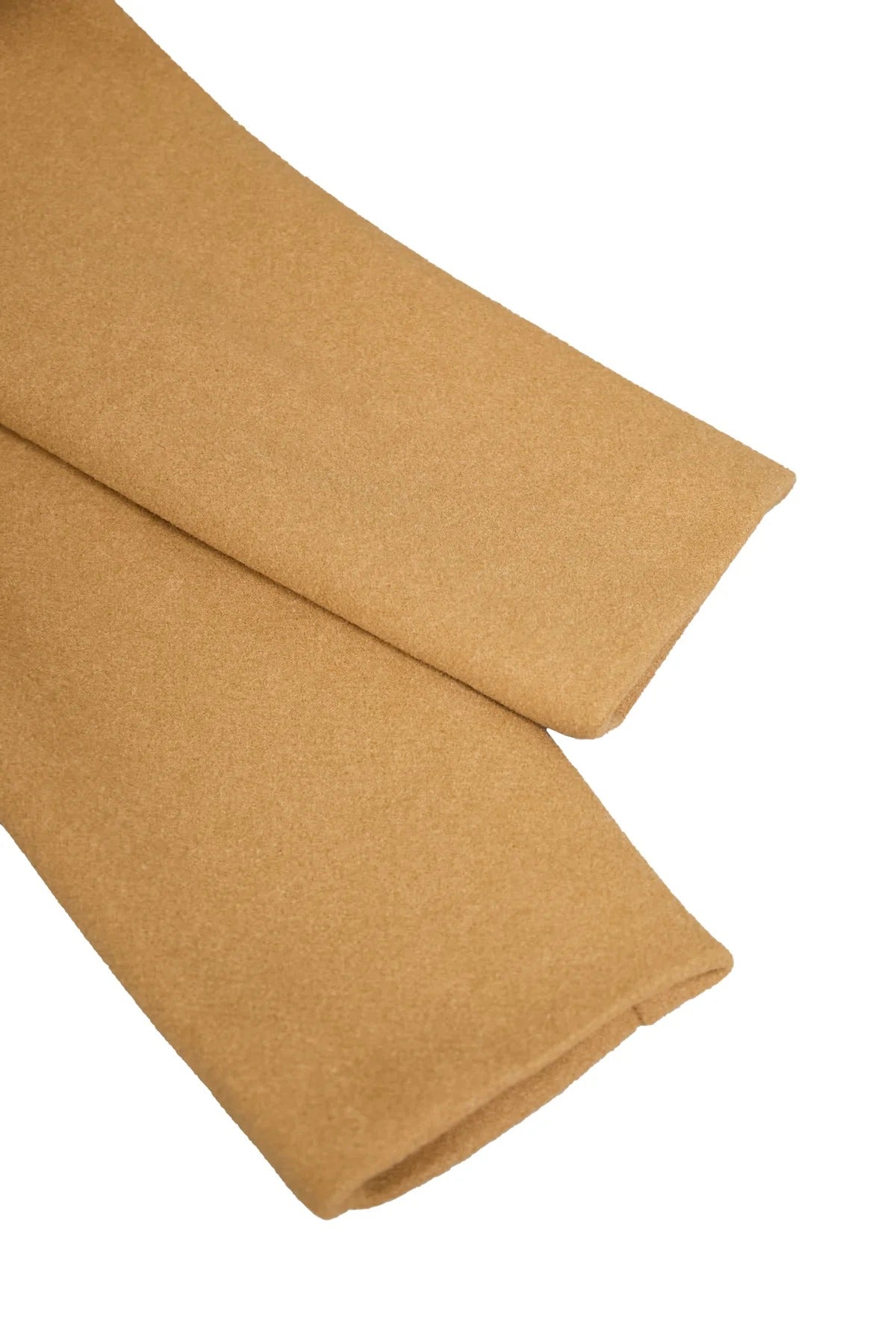 Elegante abrigo blanco cruzado con ribete negro