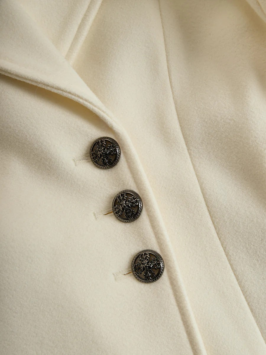 Abrigo acampanado azul marino y marfil con cuello y puños de piel sintética